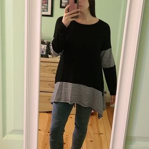 😊NWOT Black and White Stripe Pattern Tunic